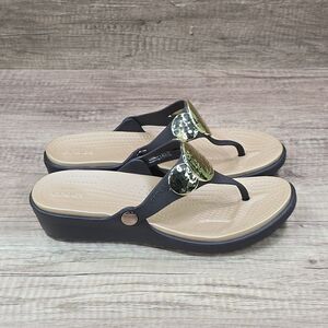 Crocs Sanrah Women's Sz 9 Brown Hammered Gold Circle Wedge Flip Flop Sandals NEW